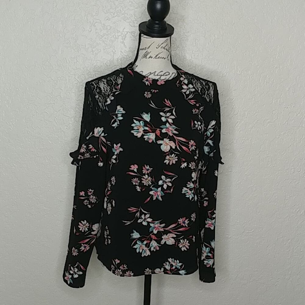 Lily White Floral And Lace Top Size L